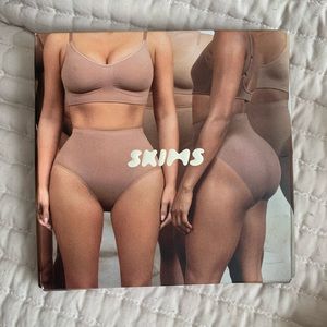 SKIMS Sculpting thong high waisted size S/M